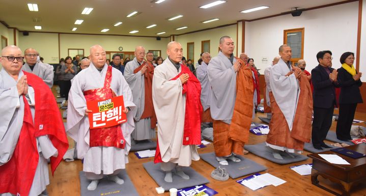 [광주=뉴시스] 광주불교연합회와 지역 신자들로 구성된 광주지역 사부대중은 13일 오후 광주 서구 치평동 무각사에서 시국법회를 봉행하고 있다. (사진 = 광주불교연합회 제공) 2024.12.13. photo@newsis.com *재판매 및 DB 금지