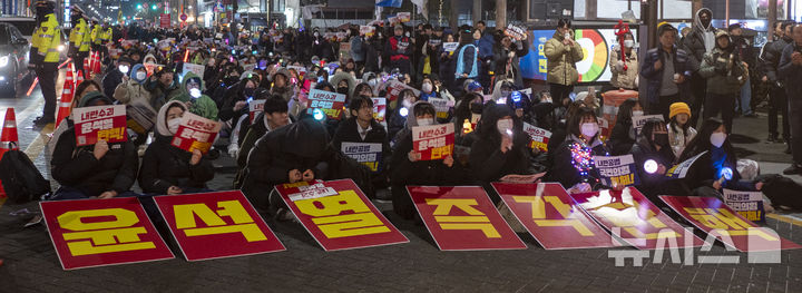 [전주=뉴시스] 강경호 기자 = 13일 전북 전주시 전주객사 풍패지관 앞에서 열린 비상계엄 선포 규탄 및 정권 퇴진 촛불집회에서 윤석열 대통령 퇴진을 촉구하는 많은 시민들이 참석해 촛불과 응원봉을 흔들고 있다. 2024.12.13. lukekang@newsis.com