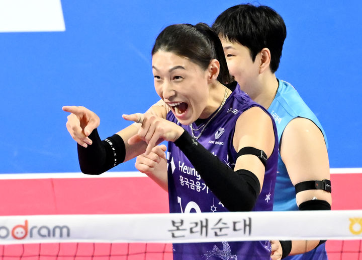 [서울=뉴시스] 프로배구 흥국생명 김연경이 13일 화성종합실내체육관에서 열린 도드람 2024~2025 V-리그 여자부 IBK기업은행과의 경기에서 득점에 성공한 뒤 미소짓고 있다. (사진=KOVO 제공) 2024.12.14. *재판매 및 DB 금지