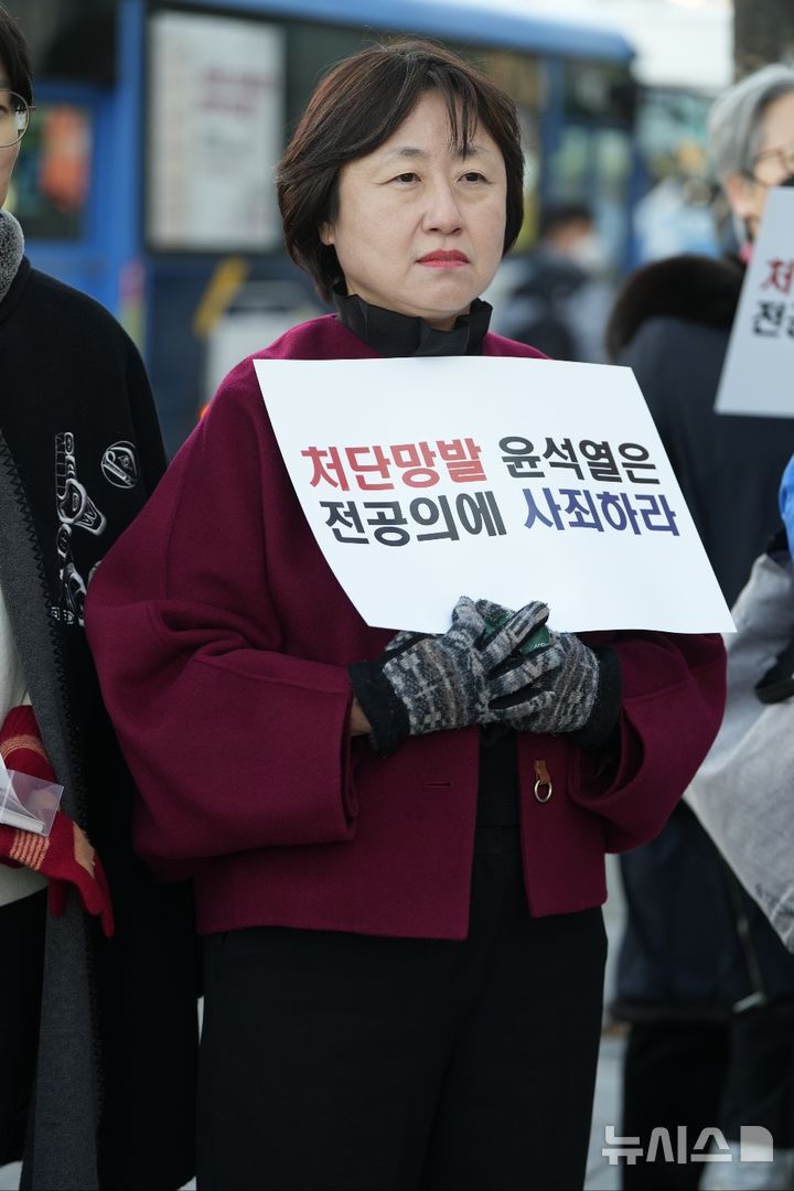 [서울=뉴시스]최안나 의협 회장 보궐선거 후보자는 최근 전국의과대학교수 비상대책위원회 집회에 참여했다. (사진= 최안나 후보 선대본부 제공) 2024.12.15. photo@newsis.com. 