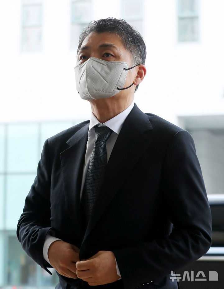 [서울=뉴시스] 김혜진 기자 = SM 엔터테인먼트 인수 과정에서 시세조종을 지시·공모한 혐의로 재판에 넘겨진 카카오 창업자 김범수 경영쇄신위원장이 13일 오전 서울 양천구 서울남부지방법원에서 열리는 공판에 출석하고 있다. 2024.12.13. jini@newsis.com