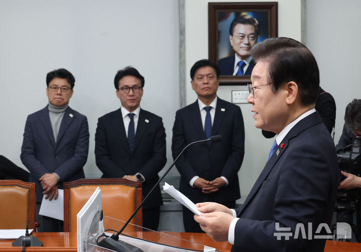 [서울=뉴시스] 고승민 기자 = 이재명 더불어민주당 대표가 13일 서울 여의도 국회에서 '윤석열 탄핵 관련 성명'을 발표하고 있다. 2024.12.13. kkssmm99@newsis.com