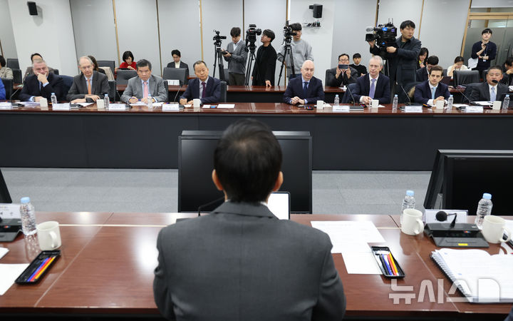 [서울=뉴시스] 황준선 기자 = 오세훈 서울시장이 13일 서울 중구 서울시청에서 열린 외국계 금융·외투기업 대상 비상경제회의에서 모두발언을 하고 있다. 2024.12.13. hwang@newsis.com