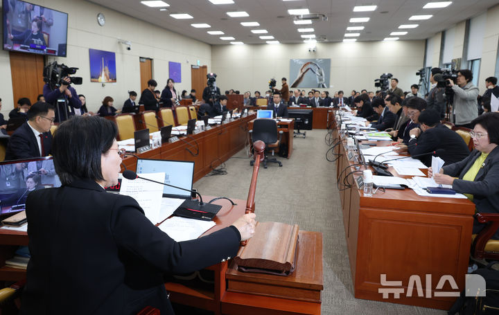 [서울=뉴시스] 고승민 기자 = 최민희 국회 과방위원장이 13일 서울 여의도 국회에서 열린 제419회 국회(임시회) 제1차 과학기술정보방송통신위원회 전체회의를 주재하고 있다. 2024.12.13. kkssmm99@newsis.com