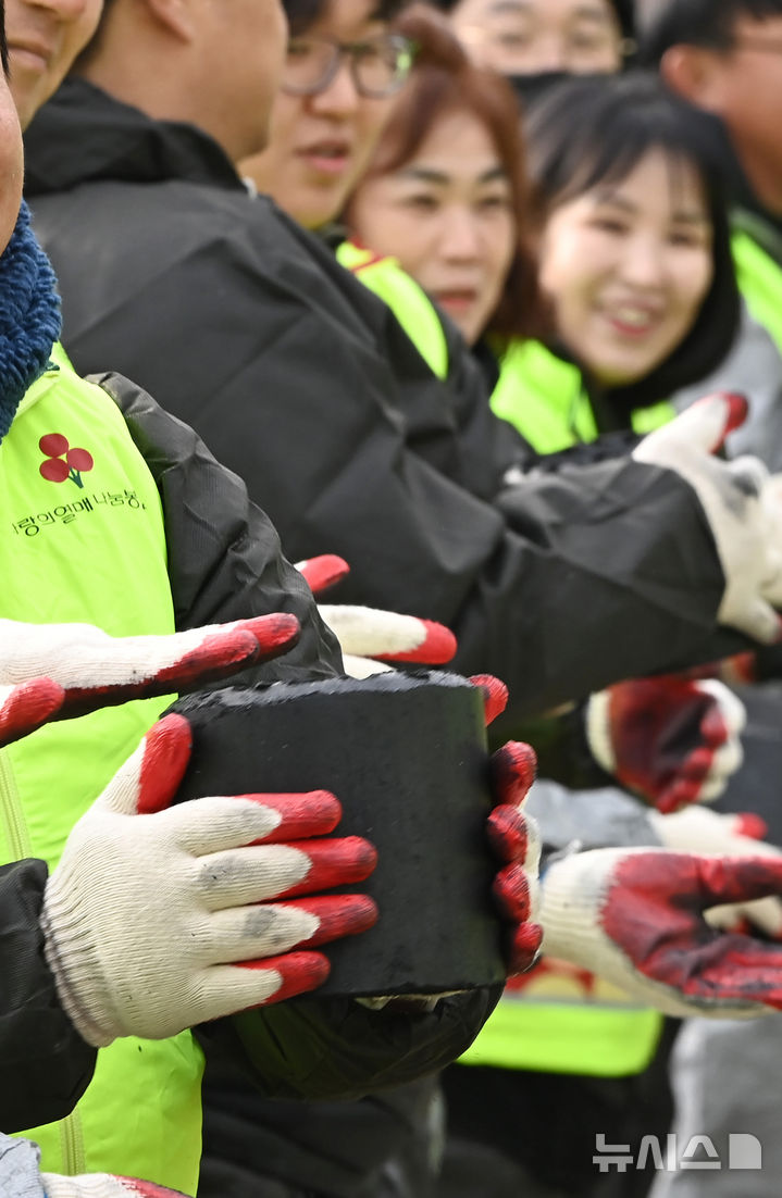 [안성=뉴시스] 김종택 기자 = 경기 사랑의열매 나눔봉사단원들이 13일 경기도 안성시 미양면 한 주택가에서 취약 계층을 위한 연탄 배달 봉사를 하고 있다. 2024.12.13. jtk@newsis.com