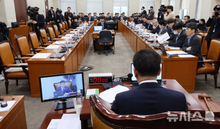 [서울=뉴시스] 조성우 기자 = 13일 오전 서울 여의도 국회에서 행정안전위원회의 윤석열 대통령 대통령 비상계엄 사태 관련 현안질의가 열린 가운데 국민의힘 의원들 자리가 비어 있다. 2024.12.13. xconfind@newsis.com