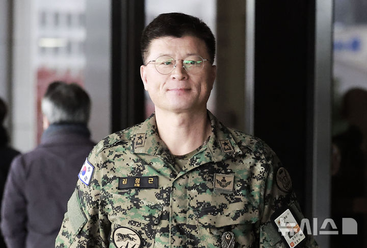 [서울=뉴시스] 정병혁 기자 = 김정근 3공수여단장이 13일 서울 서초구 서울지방검찰청에서 참고인 신분으로 조사를 마친 뒤 청사를 나오고 있다. 2024.12.13. jhope@newsis.com