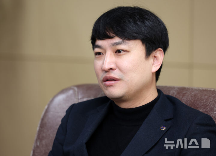 [서울=뉴시스] 이영환 기자 = 강주호 한국교원단체총연합회 신임 회장이 지난 13일 오전 서울 서초구 한국교원단체총연합회 집무실에서 뉴시스와 인터뷰를 하고 있다. 2024.12.14. 20hwan@newsis.com