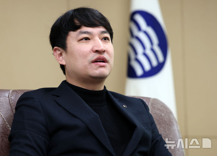 [서울=뉴시스] 이영환 기자 = 강주호 한국교원단체총연합회 신임 회장이 지난 13일 오전 서울 서초구 한국교원단체총연합회 집무실에서 뉴시스와 인터뷰를 하고 있다. 2024.12.14. 20hwan@newsis.com