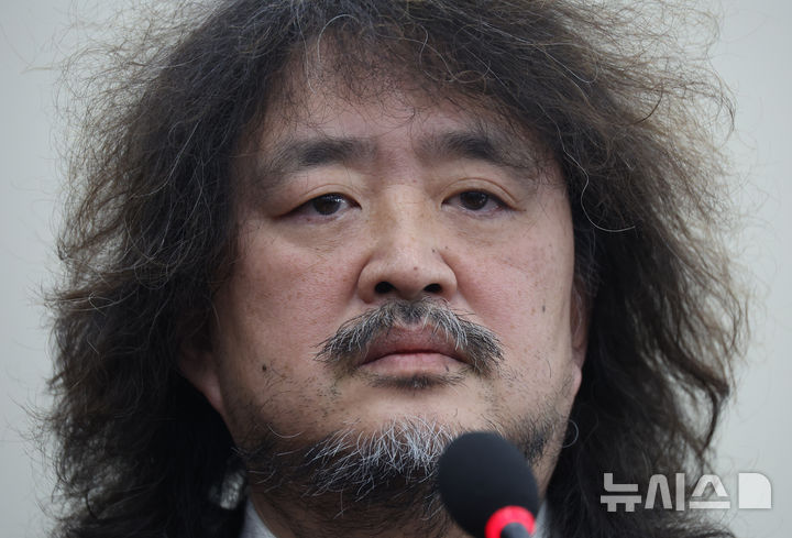 [서울=뉴시스] 고승민 기자 = 방송인 김어준 씨. 2024.12.13. kkssmm99@newsis.com