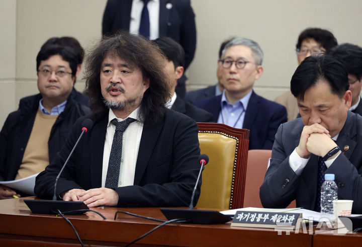 [서울=뉴시스] 고승민 기자 = 방송인 김어준 씨가 13일 서울 여의도 국회에서 열린 제419회 국회(임시회) 제1차 과학기술정보방송통신위원회 전체회의, 비상계엄 관련 현안질의에 참고인으로 출석해 증언을 하고 있다. 2024.12.13. kkssmm99@newsis.com