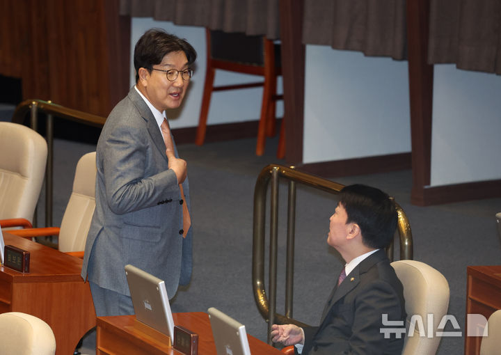 [서울=뉴시스] 고승민 기자 = 권성동 국민의힘 원내대표가 13일 서울 여의도 국회에서 열린 제419회 국회(임시회) 제3차 본회의 '윤석열 대통령 위헌적 비상계엄 선포 내란행위 관련 긴급현안질문'에서 안철수 의원과 대화하고 있다. 2024.12.13. kkssmm99@newsis.com