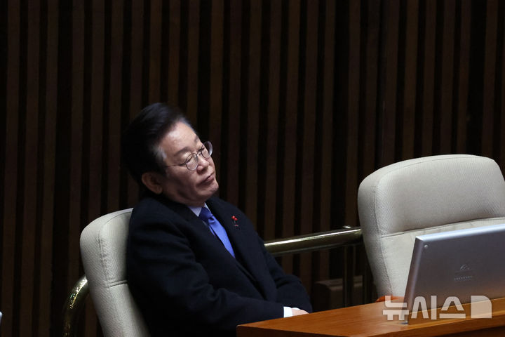 [서울=뉴시스] 조성우 기자 = 이재명 더불어민주당 대표가 13일 오후 서울 여의도 국회에서 열린 제419회국회(임시회) 제3차 본회의에 출석해 자리하고 있다. 2024.12.13. xconfind@newsis.com