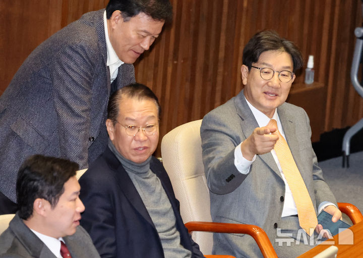 [서울=뉴시스] 조성우 기자 = 권성동(오른쪽) 국민의힘 원내대표가 13일 오후 서울 여의도 국회에서 열린 제419회국회(임시회) 제3차 본회의에서 권영세, 윤한홍(왼쪽 위) 의원과 대화하고 있다. 왼쪽은 윤석열 대통령 탄핵소추안 표결 찬성 입장을 밝힌 진종오 의원. 2024.12.13. xconfind@newsis.com