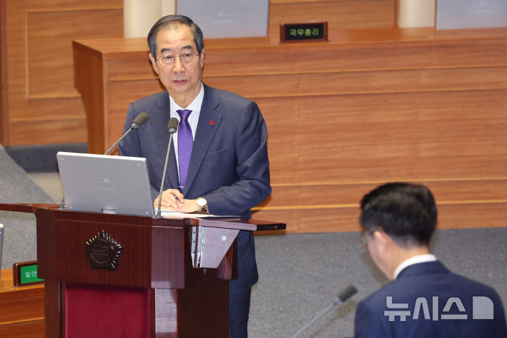 [서울=뉴시스] 조성우 기자 = 한덕수 국무총리가 13일 오후 서울 여의도 국회에서 열린 제419회국회(임시회) 제3차 본회의 윤석열 대통령 위헌적 비상계엄 선포 내란행위 관련 긴급현안질문에서 조정식 더불어민주당 의원 질의에 답변하고 있다. 2024.12.13. xconfind@newsis.com