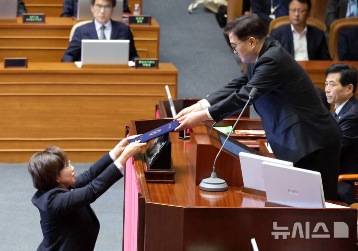 [서울=뉴시스] 조성우 기자 = 조국 조국혁신당 전 대표의 의원직을 승계받은 백선희 의원이 13일 오후 서울 여의도 국회에서 열린 제419회국회(임시회) 제3차 본회의에서 우원식 국회의장에게 선서문을 제출하고 있다. 조국 전 대표는 전날 대법원에서 자녀 입시비리 등 혐의로 징역 2년 확정 판결을 받으면서 의원직을 상실했다. 2024.12.13. xconfind@newsis.com