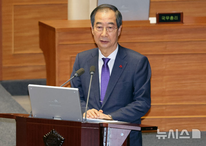 [서울=뉴시스] 조성우 기자 = 한덕수 국무총리가 13일 오후 서울 여의도 국회에서 열린 제419회국회(임시회) 제3차 본회의 윤석열 대통령 위헌적 비상계엄 선포 내란행위 관련 긴급현안질문에서 이재정 더불어민주당 의원 질의에 답변하고 있다. 2024.12.13. xconfind@newsis.com