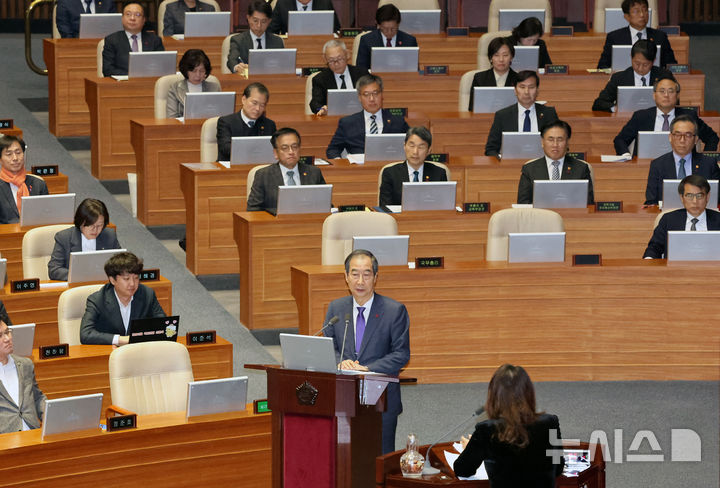 [서울=뉴시스] 조성우 기자 = 한덕수(가운데 아래) 국무총리가 13일 오후 서울 여의도 국회에서 열린 제419회국회(임시회) 제3차 본회의 윤석열 대통령 위헌적 비상계엄 선포 내란행위 관련 긴급현안질문에서 이재정 더불어민주당 의원 질의에 답변하고 있다. 2024.12.13. xconfind@newsis.com