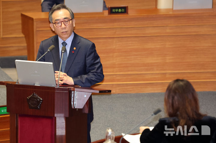 [서울=뉴시스] 조성우 기자 = 조태열 외교부 장관이 13일 오후 서울 여의도 국회에서 열린 제419회국회(임시회) 제3차 본회의 윤석열 대통령 위헌적 비상계엄 선포 내란행위 관련 긴급현안질문에서 이재정 더불어민주당 의원 질의에 답변하고 있다. 2024.12.13. xconfind@newsis.com