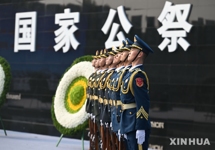 [난징=신화/뉴시스]2024년 12월13일 중국 장쑤성 난징에서 제11회 난징대학살 희생자 추모식이 열리고 있다. 중국 주재 일본 대사관은 5일, 옛 일본군이 장쑤(江蘇)성 난징(南京)을 점령하면서 자행한 난징 대학살 88주년(13일)을 앞두고 중국 거주 일본인들에게 반일 정서 고조에 주의하고, 외출 시 최대한 안전을 확보해야 한다고 경고했다고 니혼게이자이(日本經濟)신문이 보도했다. 2025.12.05.