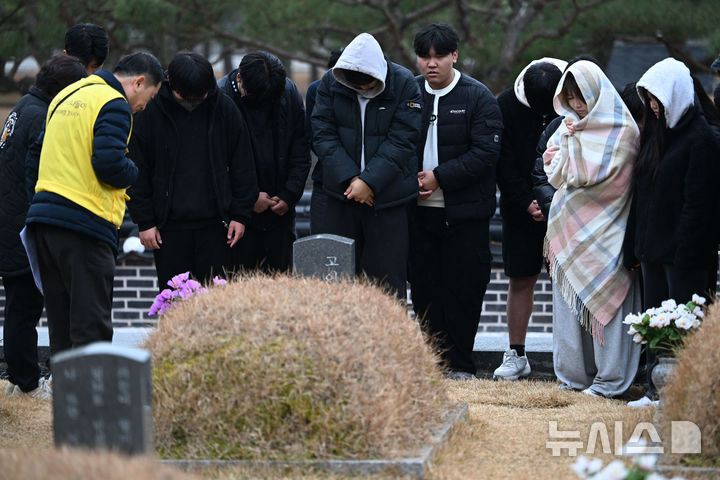 [광주=뉴시스] 이영주 기자 = 전남 순천시 연향중학교 재학생들이 13일 오후 광주 북구 운정동 국립5·18민주묘지에서 12살 나이로 계엄군의 흉탄에 숨진 고(故) 전재수군을 참배하고 있다. 2024.12.13. leeyj2578@newsis.com