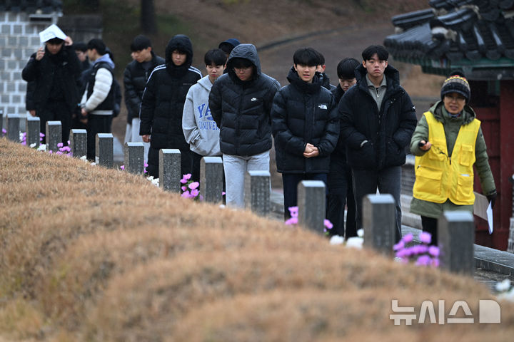 [광주=뉴시스] 이영주 기자 = 전남 순천시 연향중학교 재학생들이 13일 오후 광주 북구 운정동 국립5·18민주묘지에서 5·18 영령들의 묘소를 둘러보고 있다. 2024.12.13. leeyj2578@newsis.com