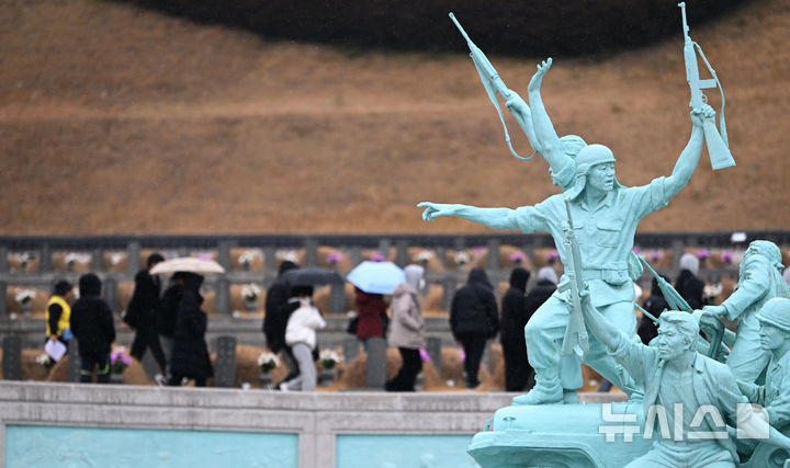 [광주=뉴시스] 이영주 기자 = 전남 순천시 연향중학교 재학생들이 13일 오후 광주 북구 운정동 국립5·18민주묘지에서 묘역을 둘러보며 5·18 영령들에 참배하고 있다. 2024.12.13. leeyj2578@newsis.com