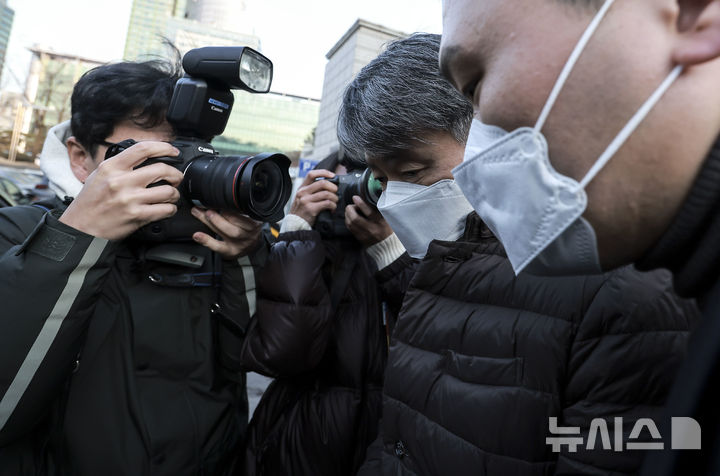 [서울=뉴시스] 정병혁 기자 = 조지호 경찰청장이 13일 서울 서초구 서울중앙지방법원에서 열린 12·3 비상계엄 사태에 동조한 혐의 관련 영장실질심사(구속 전 피의자 심문)를 마친 뒤 법원을 나서고 있다. 2024.12.13. jhope@newsis.com