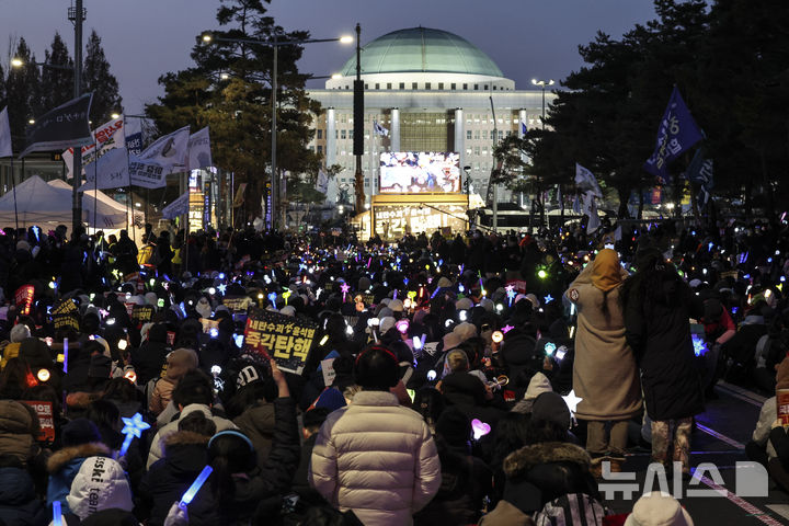 [서울=뉴시스] 김근수 기자 = 국회 윤석열 대통령에 대한 탄핵 소추안 표결을 하루 앞둔 13일 저녁 서울 여의도 국회의사당 앞에서 시민들이 윤석열 대통령 탄핵소추안 국회 통과 촉구 집회를 하고 있다. 2024.12.13. ks@newsis.com