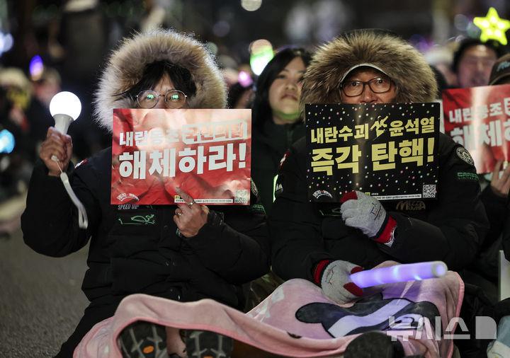 [서울=뉴시스] 김근수 기자 = 국회 윤석열 대통령에 대한 탄핵 소추안 표결을 하루 앞둔 13일 저녁 서울 여의도 국회의사당 앞에서 시민들이 윤석열 대통령 탄핵소추안 국회 통과 촉구 집회를 하고 있다. 2024.12.13. ks@newsis.com