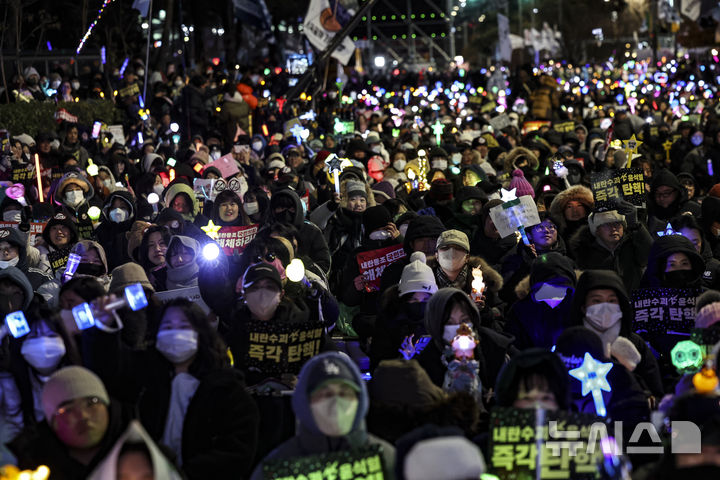 [서울=뉴시스] 국회 윤석열 대통령에 대한 탄핵 소추안 표결을 하루 앞둔 13일 저녁 서울 여의도 국회의사당 앞에서 시민들이 윤석열 대통령 탄핵소추안 국회 통과 촉구 집회를 하고 있다. 2024.12.13. 