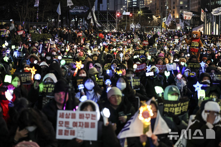 [서울=뉴시스] 김근수 기자 = 국회 윤석열 대통령에 대한 탄핵 소추안 표결을 하루 앞둔 13일 저녁 서울 여의도 국회의사당 앞에서 시민들이 윤석열 대통령 탄핵소추안 국회 통과 촉구 집회를 하고 있다. 2024.12.13. ks@newsis.com