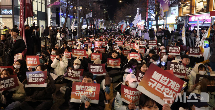 [서울=뉴시스] 김선웅 기자 = 지난 13일 서울 서대문구 신촌 연세로 일대에서 비상계엄대응을 위한 전국 대학 총학생회 공동행동 주최 총궐기 집회에 참가한 대학생들이 윤석열 대통령의 비상계엄 선포 규탄 및 퇴진을 요구하고 있다. 2024.12.18. mangusta@newsis.com