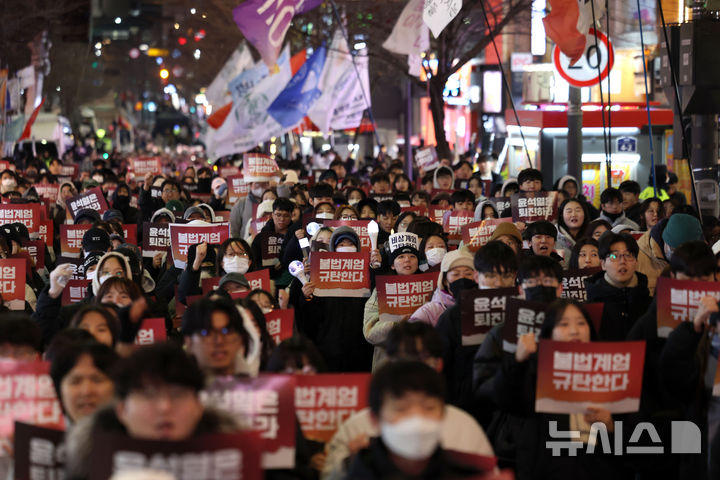 [서울=뉴시스] 김선웅 기자 = 13일 서울 서대문구 신촌 연세로 일대에서 비상계엄대응을 위한 전국 대학 총학생회 공동행동 주최 총궐기 집회에 참가한 대학생들이 윤석열 대통령의 비상계엄 선포 규탄 및 퇴진을 요구하고 있다. 2024.12.13. mangusta@newsis.com