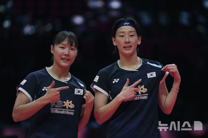 [항저우=AP/뉴시스] HSBC 세계배드민턴연맹(BWF) 월드 투어 파이널스 2024에서 우승을 차지한 백하나(왼쪽)-이소희 조. 2024. 12. 14.