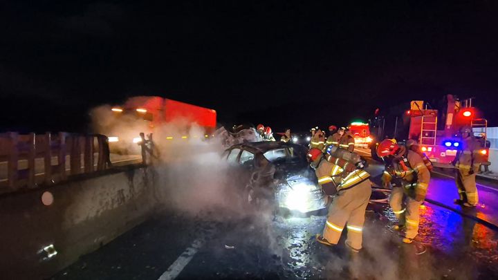 [공주=뉴시스] 14일 새벽 12시26분께 천안논산고속도로 천안방향 259km지점 충남 공주시 정안면 인풍리 인근에서 승용차끼리 충돌 후 불이나 현장에 출동한 소방대원들이 진화에 나서고 있다. (사진=공주소방서 제공) 2024.12.14. photo@newsis.com *재판매 및 DB 금지