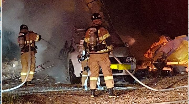 [대구=뉴시스] 14일 오전 3시17분께 울진군 근남면 해안가 주차장에서 차박하던 카니발 차량에 불이 났다. (사진=경북소방본부 제공) 2024.12.14. photo@newsis.com *재판매 및 DB 금지