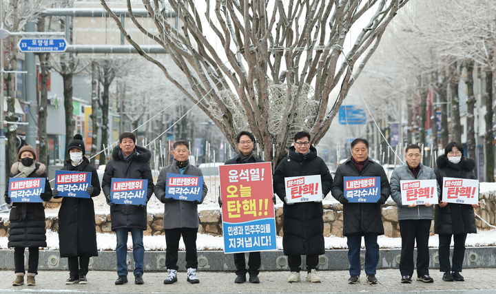 [고창=뉴시스] 14일 오전 고창군청 앞 회전교차로, 심덕섭 군수와 조규철·임정호·차남준·이경신·박성만 군의원 및 일부 군민들이 윤석열 대통령의 탄핵을 외치며 시위를 하고 있다. *재판매 및 DB 금지