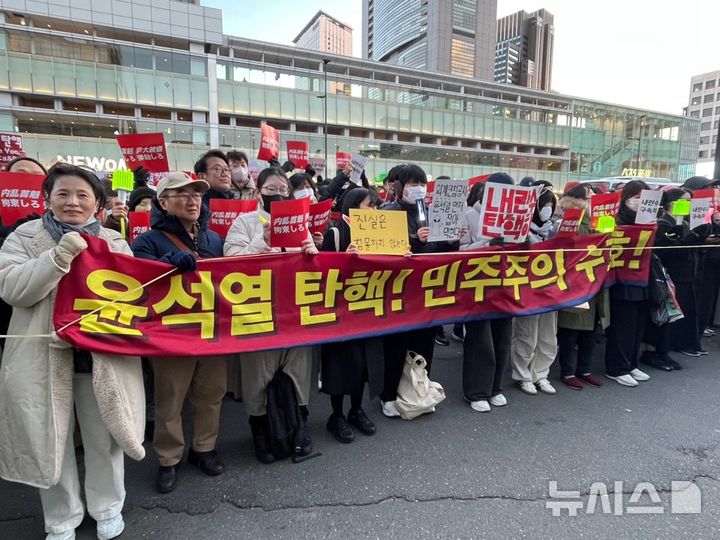 [서울=뉴시스]윤석열 대통령 2차 탄핵안 표결이 진행된 14일 오후 일본 도쿄 신주쿠역 앞에서 '도쿄 윤석열 퇴진집회 추진연합'이 탄핵 촉구 집회 및 성명 발표를 진행했다. (사진 = 독자제공) 2024.12.14.photo@newsis.com