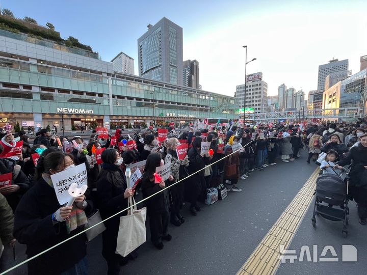 [서울=뉴시스]윤석열 대통령 2차 탄핵안 표결이 진행된 14일 오후 일본 도쿄 신주쿠역 앞에서 '도쿄 윤석열 퇴진집회 추진연합'이 탄핵 촉구 집회 및 성명 발표를 진행했다. (사진 = 독자제공) 2024.12.14. photo@newsis.com