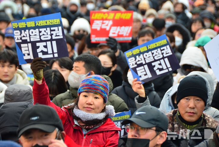 [청주=뉴시스] 서주영 기자 = 윤석열 대통령 탄핵소추안 2차 표결이 이뤄지는 14일 충북시민단체가 이날 충북도청 서문 앞 도로에서 집회를 열고 대통령의 퇴진을 촉구하고 있다. 2024.12.14. juyeong@newsis.com