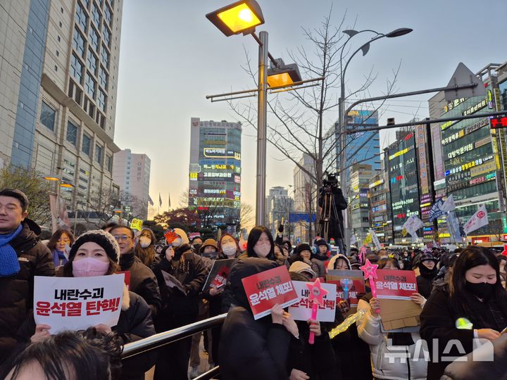 [울산=뉴시스] 구미현 기자 = 윤석열 대통령 탄핵소추안 재표결이 가결된 14일 울산 남구 롯데백화점 울산점 광장에 모인 시민들이 환호를 하고 있다. 2024.12.14. gorgeouskoo@newsis.com