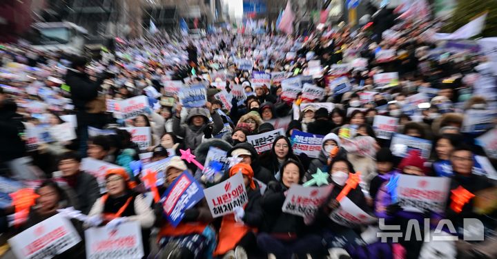 [광주=뉴시스] 박기웅 기자 = 윤석열 대통령 탄핵소추안 2차 표결이 이뤄지는 14일 오후 광주 동구 금남로 '제6차 광주시민 총궐기대회'에 참가한 시민들이 탄핵안 가결 소식이 전해지자 기뻐하고 있다. 2024.12.14. pboxer@newsis.com