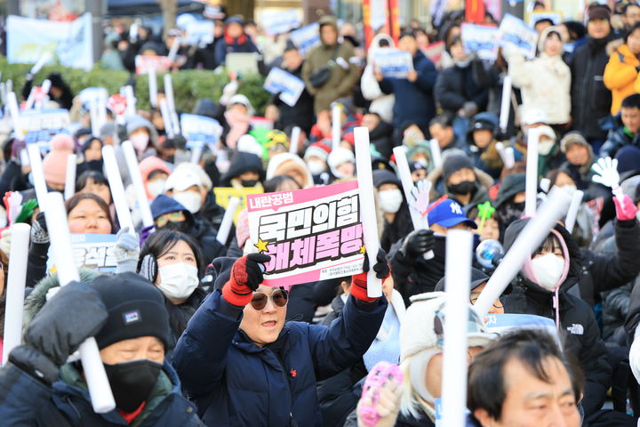 [천안=뉴시스] 박우경 기자=14일 오후 5시께 윤석열 대통령 탄핵안이 국회에서 가결되자 충남 천안터미널앞 윤석열 탄핵 촉구 집회에 참여한 시민 2000여명이 환호하고 있다. 2024.12.14. spacedust1@newsis.com *재판매 및 DB 금지