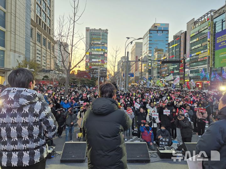 [울산=뉴시스] 구미현 기자 = 윤석열 대통령 탄핵소추안 재표결이 가결된 14일 울산 남구 롯데백화점 울산점 광장에서 울산시민촛불대회가 열리고 있다. 2024.12.14. gorgeouskoo@newsis.com