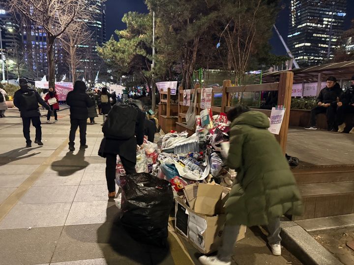 "매주 청소하고 갔어요"…탄핵 응원봉보다 빛난 시민의식