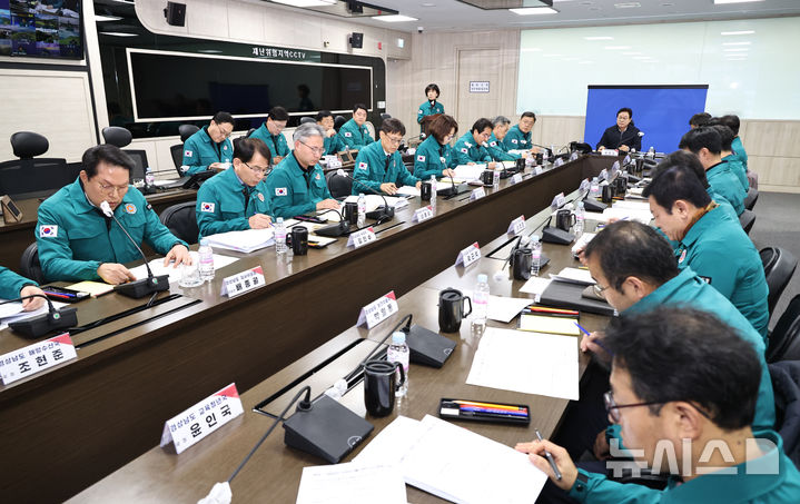 [창원=뉴시스]박완수 경남도지사가 14일 오후 국회의 윤석열 대통령 탄핵소추안 가결 이후 도청에서 긴급 시장·군수 및 도청 실국본부장 영상회의를 주재하고 있다.(사진=경남도 제공) 2024.12.14. photo@newsis.com