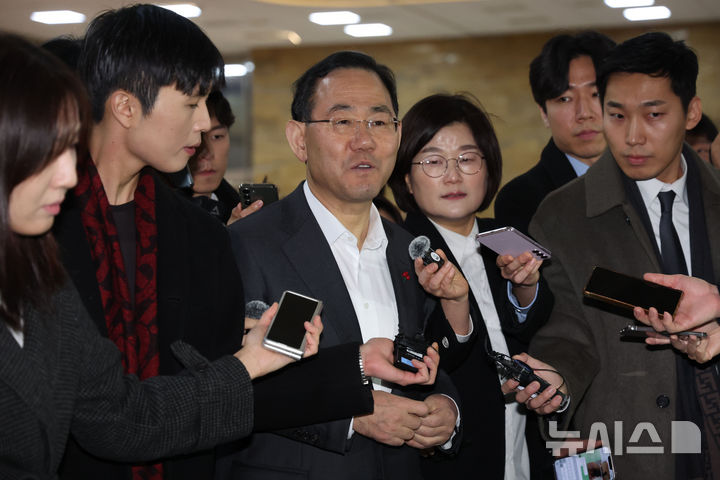 [서울=뉴시스] 권창회 기자 = 윤석열 대통령 탄핵소추안 표결날인 지난해 12월14일 오전 서울 여의도 국회에서 열린 비공개 의원총회에서 주호영 국민의힘 의원이 의총장에 들어서고 있다. 2024.12.14. kch0523@newsis.com