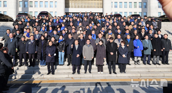 [서울=뉴시스] 권창회 기자 = 윤석열 대통령 탄핵소추안 표결날인 14일 오전 서울 여의도 국회 앞 계단에서 더불어민주당 의원들이 구호를 외치고 있다. 2024.12.14. kch0523@newsis.com