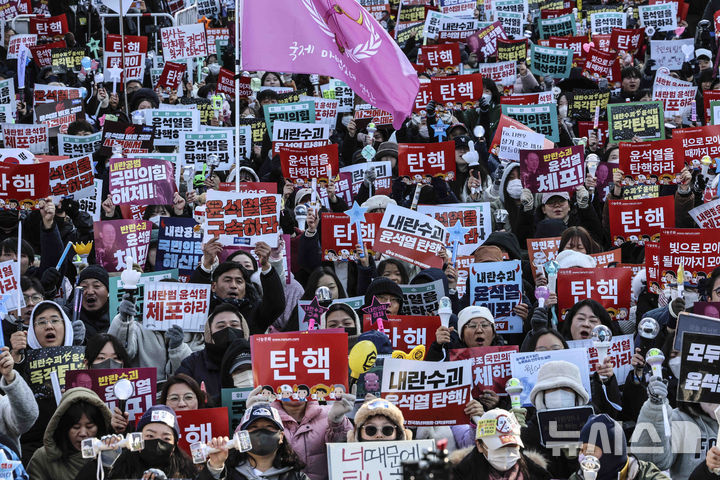 [서울=뉴시스] 김근수 기자 = 윤석열 대통령에 대한 탄핵 소추안 표결 앞두고 14일 서울 여의도 국회의사당 앞에서 시민들이 윤석열 대통령 탄핵소추안 국회 통과 촉구 집회에서 손 피켓을 들고 구호를 외치고 있다. 2024.12.14. ks@newsis.com